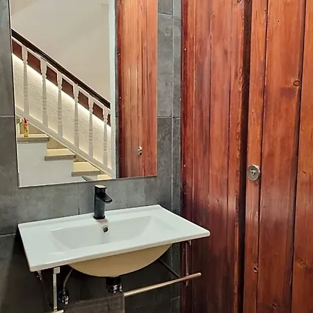 Compass House Отель *